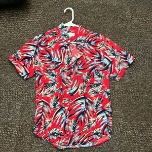 Short sleeve Hawaiian button down shirt